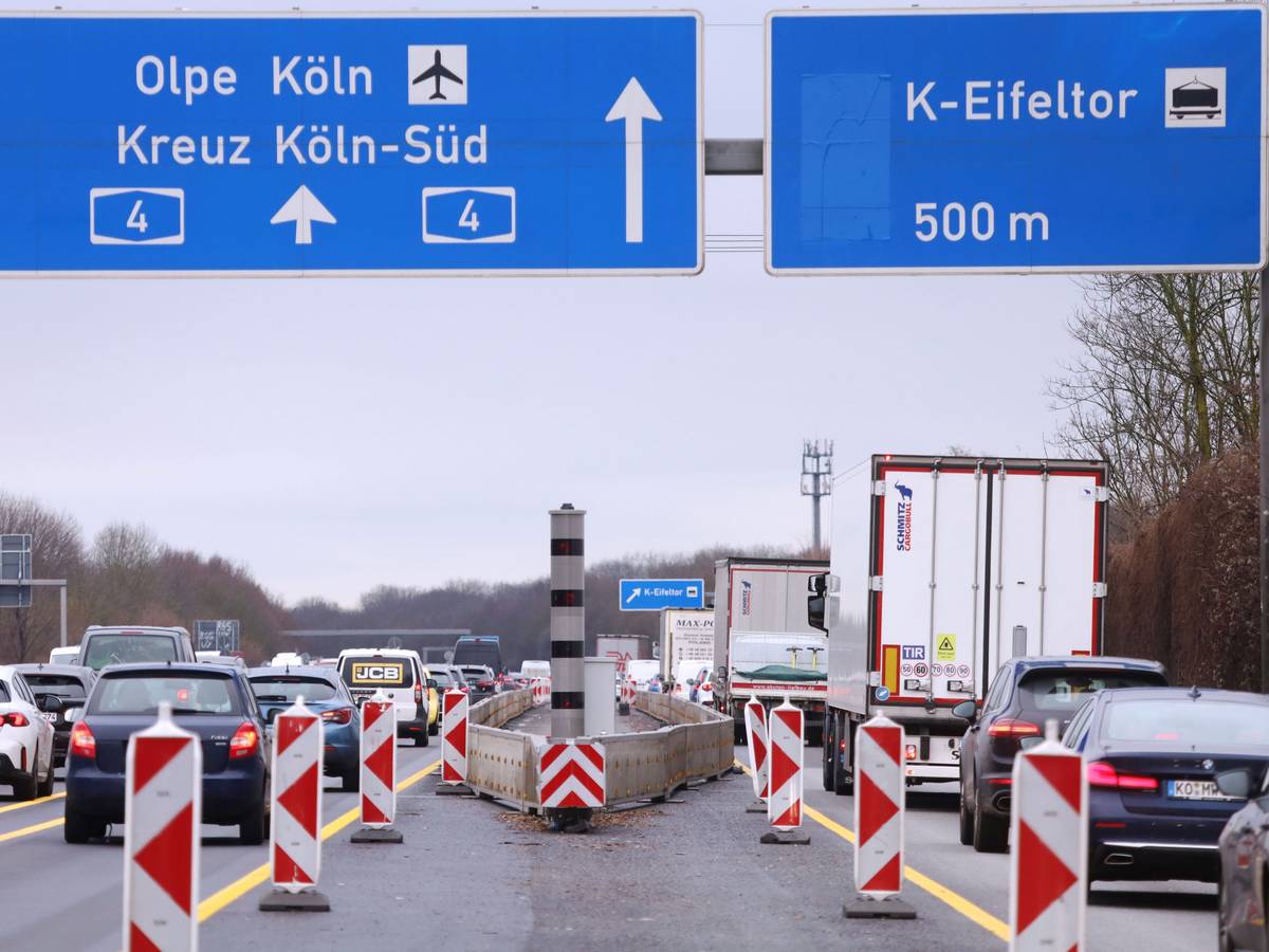 24.01.2026, Köln: Die Brücke Eifeltor der Autobahn A4 ist baufällig. LKW dürfen sie nur noch eingeschränkt befahren, für alle Fahrzeuge gilt ein Tempolimit. Beides wird jetzt mit autarken Überwachungsanlagen kontrolliert, die „Blitzer“ stehen in beiden Fahrtrichtungen. Foto: Arton Krasniqi