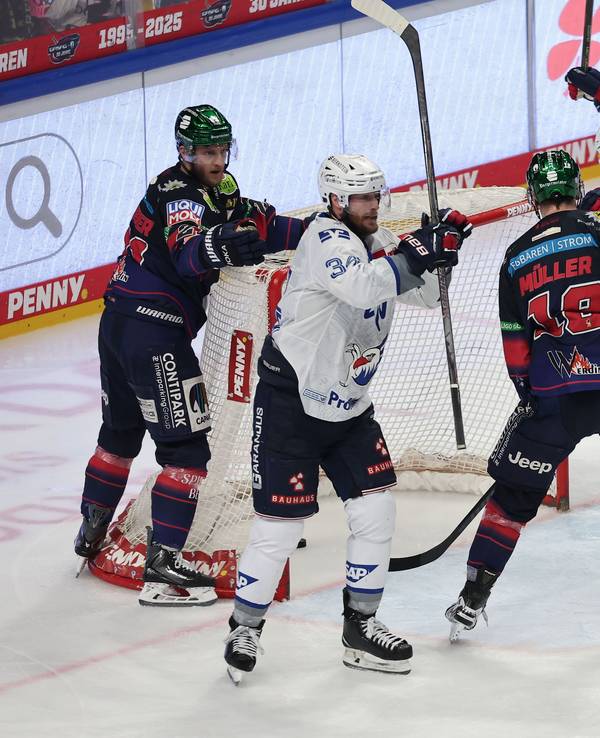 Luke Esposito (4.v.r.) erzielt das Tor zum 3:4 beim Spiel der Adler Mannheim gegen die Eisbären Berlin.