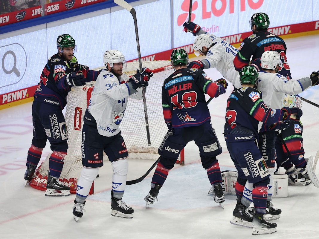 Luke Esposito (4.v.r.) erzielt das Tor zum 3:4 beim Spiel der Adler Mannheim gegen die Eisbären Berlin.
