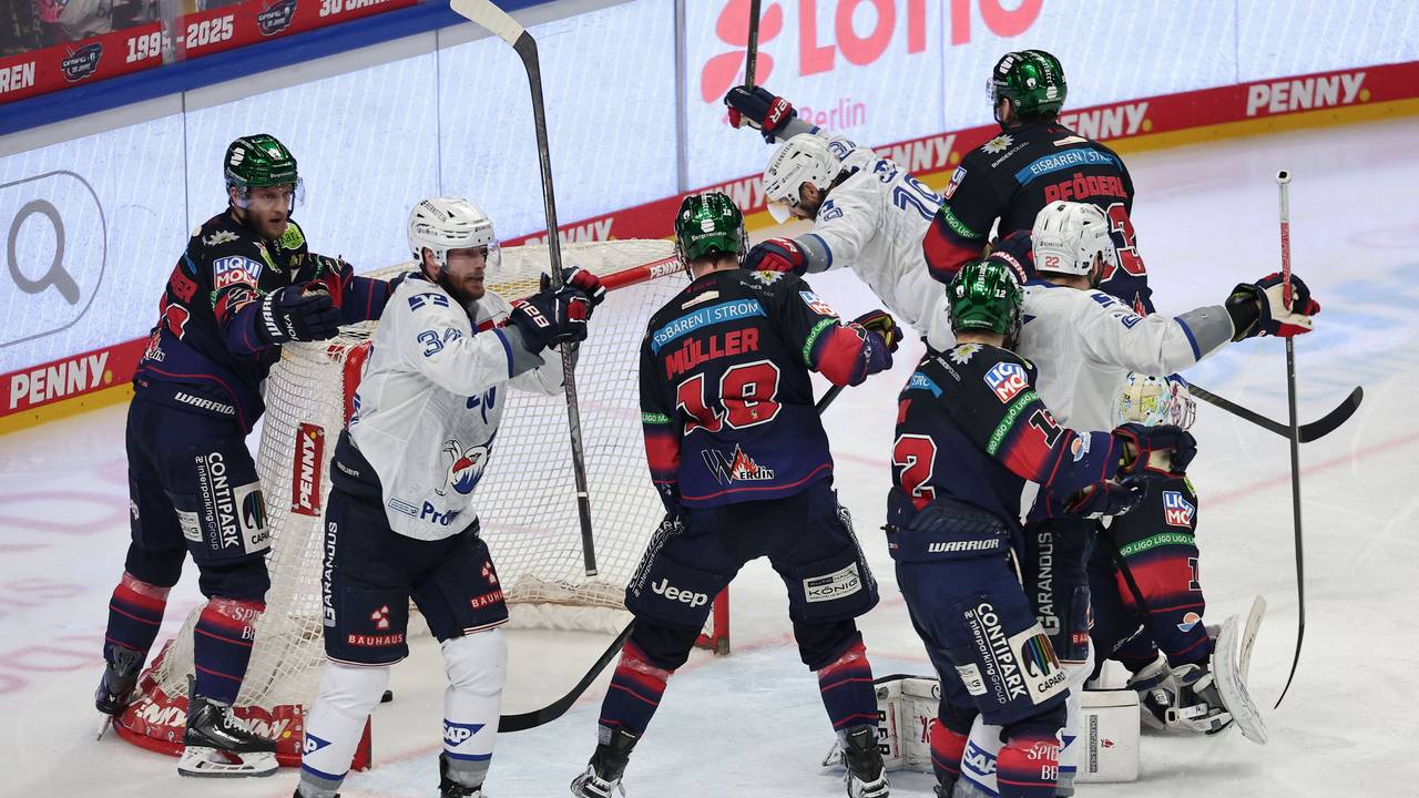 Luke Esposito (4.v.r.) erzielt das Tor zum 3:4 beim Spiel der Adler Mannheim gegen die Eisbären Berlin.