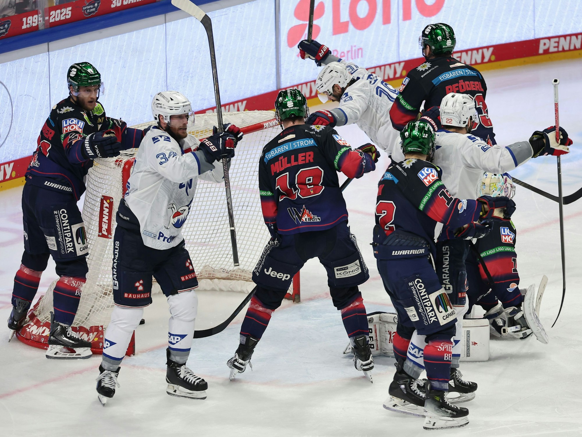 Luke Esposito (4.v.r.) erzielt das Tor zum 3:4 beim Spiel der Adler Mannheim gegen die Eisbären Berlin.