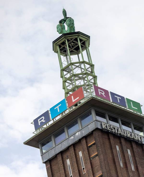 Das Logo des Privatsenders RTL ist an dem ehemaligen Messeturm vor dem Sendezentrum in Köln zu sehen.