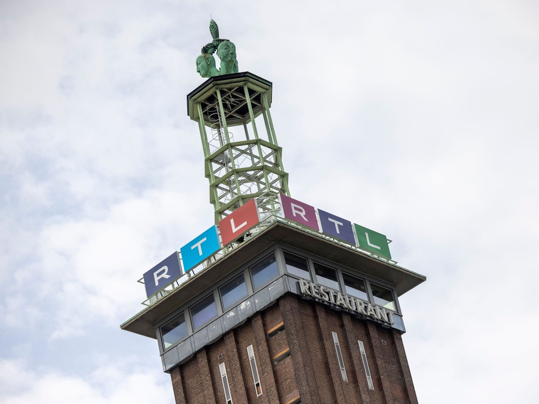 Das Logo des Privatsenders RTL ist an dem ehemaligen Messeturm vor dem Sendezentrum in Köln zu sehen.