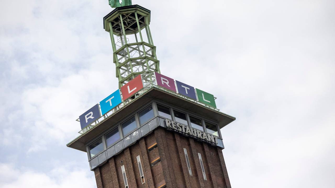 Das Logo des Privatsenders RTL ist an dem ehemaligen Messeturm vor dem Sendezentrum in Köln zu sehen.