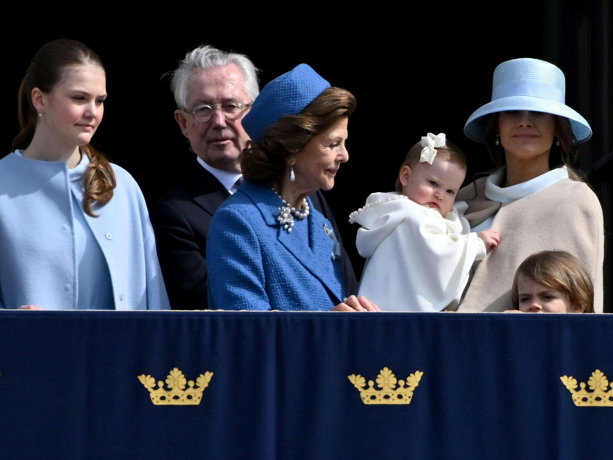 Prinzessin Estelle, Königin Silvia und Prinzessin Sofia genießen den Balkon-Auftritt.