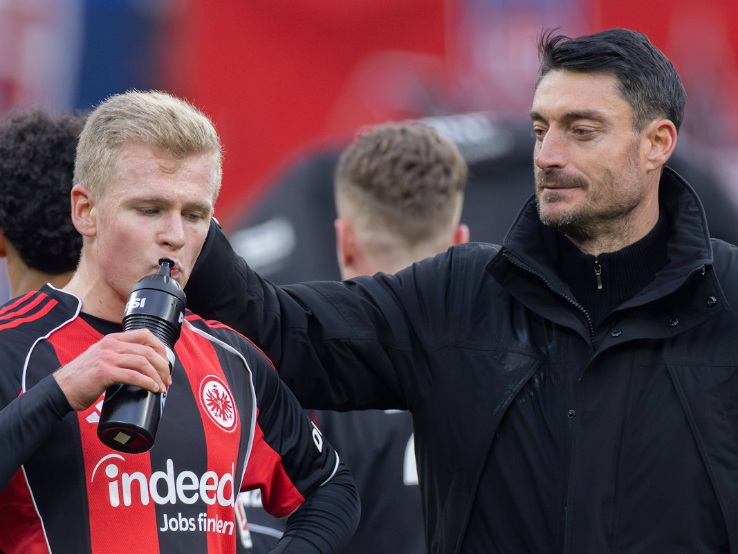 Albert Riera tröstet Jonathan Burkardt.