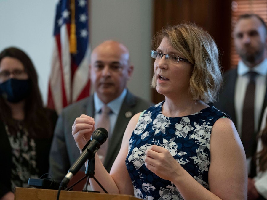 Dr. Lynette Averill spricht am Mikrofon