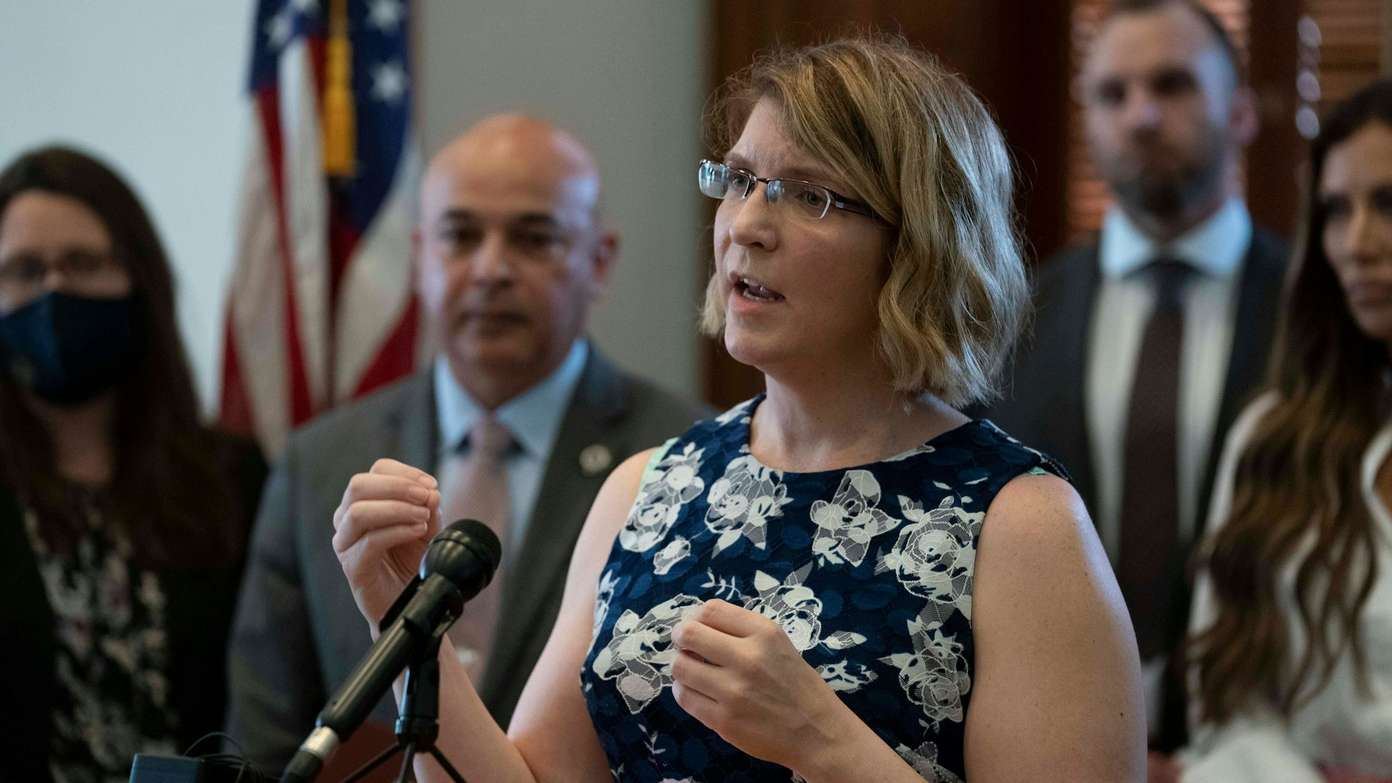 Dr. Lynette Averill spricht am Mikrofon