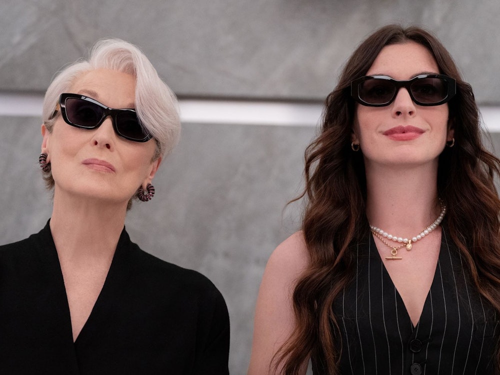 Meryl Streep (links) und Anne Hathaway haben die Kult-Komödie „Der Teufel trägt Prada“ maßgeblich geprägt. Klar, dass sie auch bei der Fortsetzung (Bild) dabei sind. Dabei wäre es beinahe anders gekommen. Vor allem Meryl Streep war anfangs das Sorgenkind der Produktion. (Bild: Disney/20th Century Studios/Macall Polay)