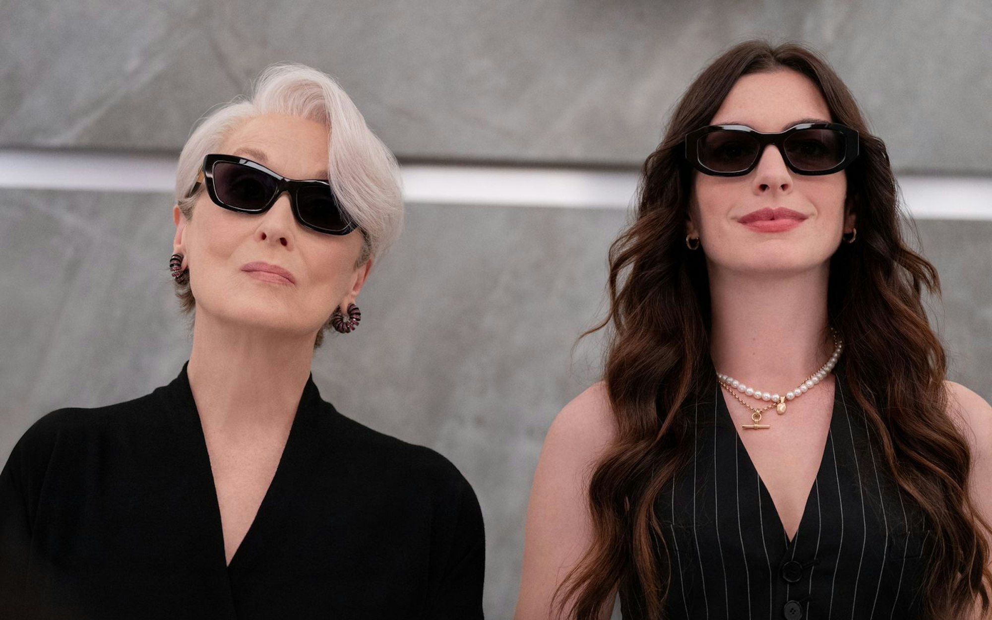 Meryl Streep (links) und Anne Hathaway haben die Kult-Komödie „Der Teufel trägt Prada“ maßgeblich geprägt. Klar, dass sie auch bei der Fortsetzung (Bild) dabei sind. Dabei wäre es beinahe anders gekommen. Vor allem Meryl Streep war anfangs das Sorgenkind der Produktion. (Bild: Disney/20th Century Studios/Macall Polay)