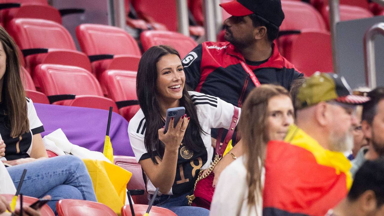 Die Partnerin von Jonas Hofmann sitzt bei einem WM-Spiel im DFB-Trikot auf der Tribüne.