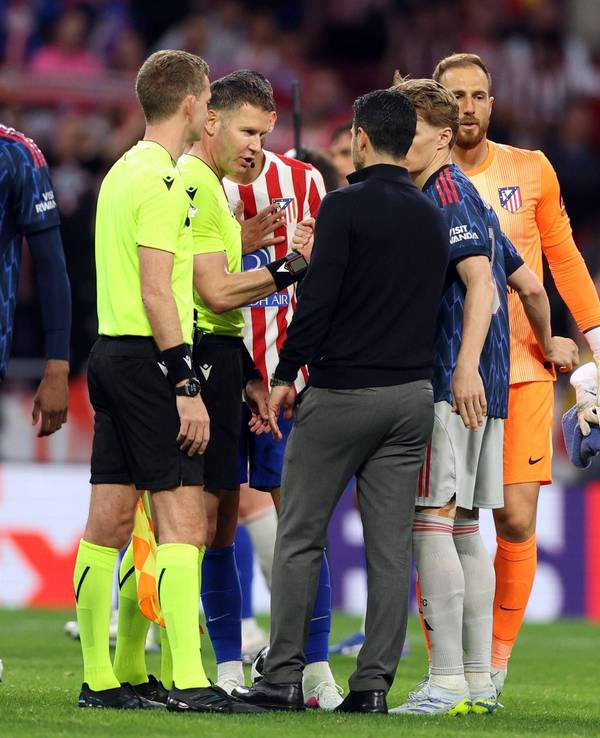 Arsenal-Coach Mikel Arteta diskutioert mit den Schiedsrichtern nach dem Spiel gegen Atlético Madrid.