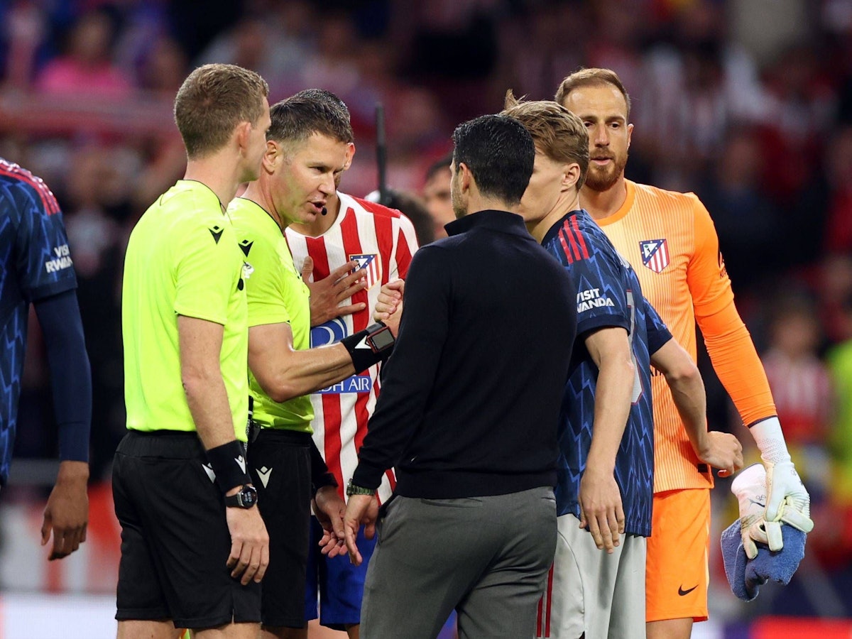 Arsenal-Coach Mikel Arteta diskutioert mit den Schiedsrichtern nach dem Spiel gegen Atlético Madrid.