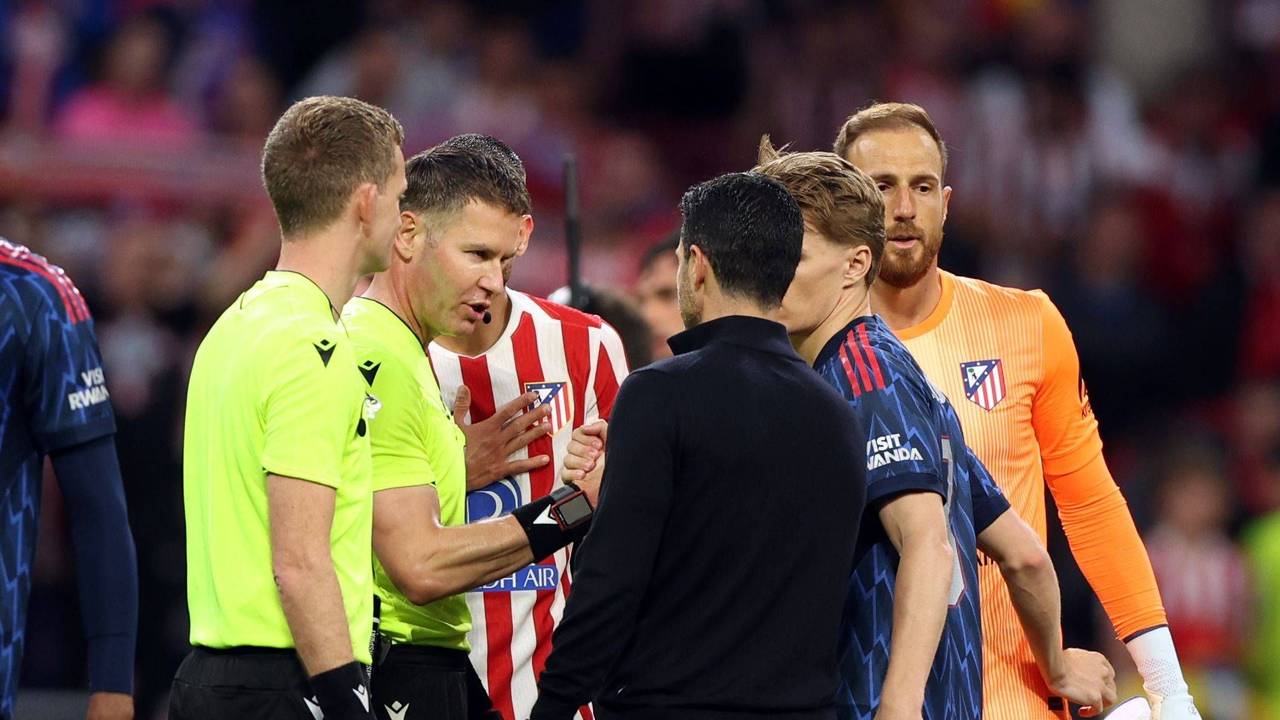 Arsenal-Coach Mikel Arteta diskutioert mit den Schiedsrichtern nach dem Spiel gegen Atlético Madrid.