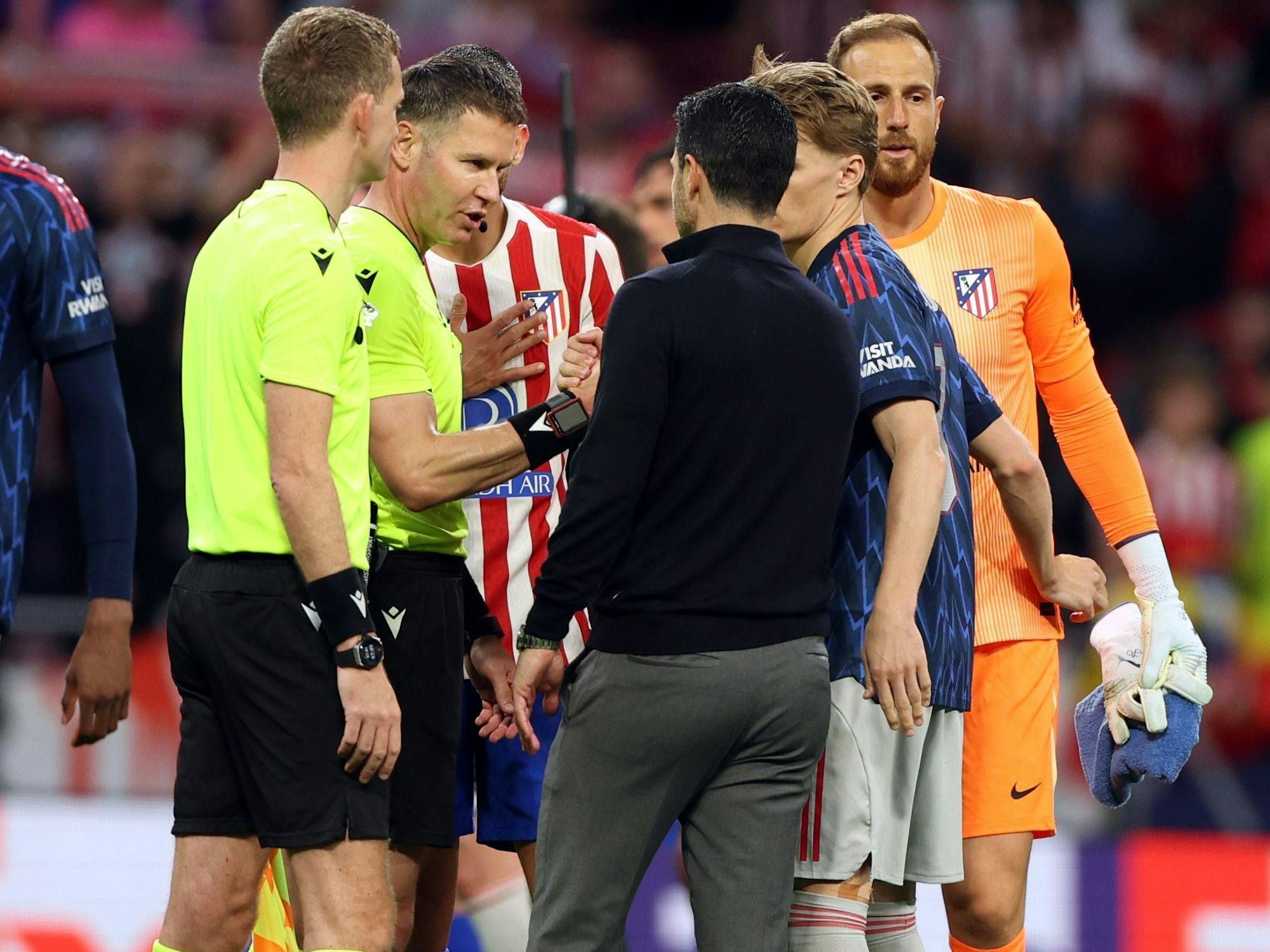 Arsenal-Coach Mikel Arteta diskutioert mit den Schiedsrichtern nach dem Spiel gegen Atlético Madrid.