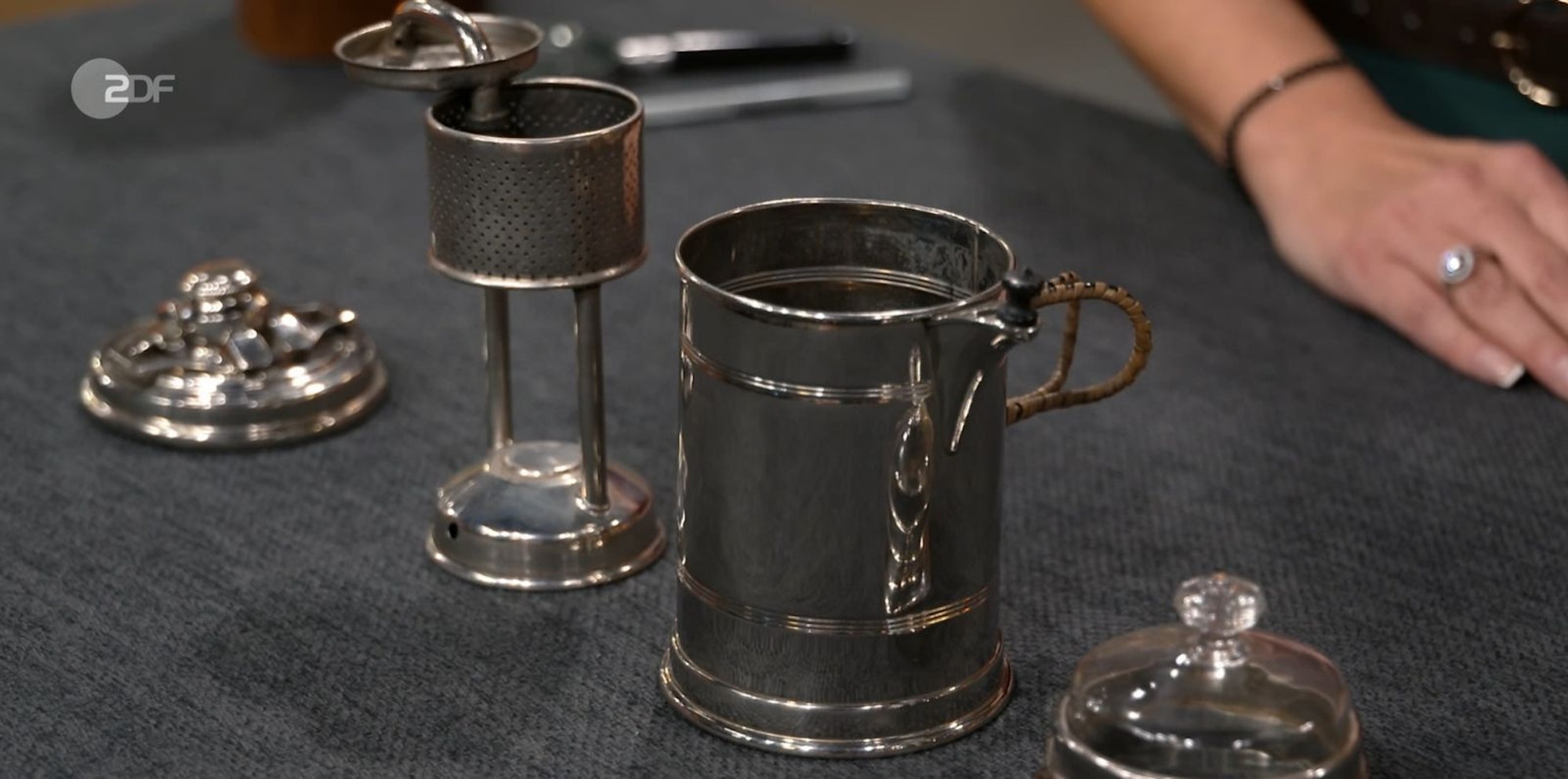 Der sogenannte Perkulator der Firma Bing aus Nürnberg ermöglichte es, Kaffee unterwegs frisch zuzubereiten. (Bild: ZDF)