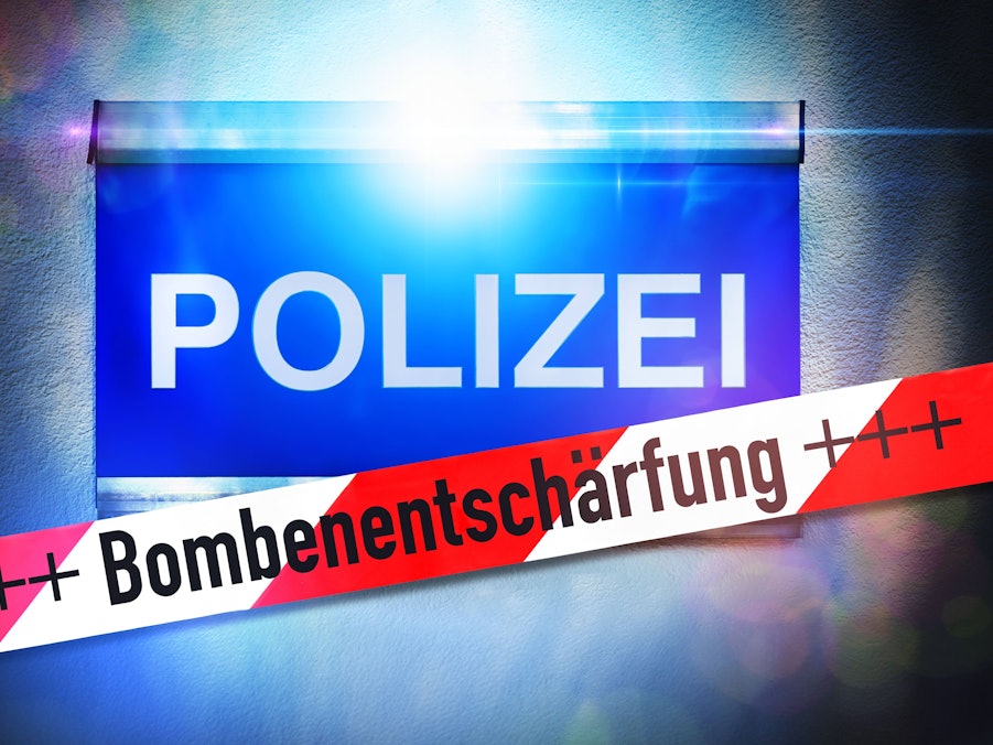 Polizeischild, Blaulicht und Absperrband Bombenentschärfung
