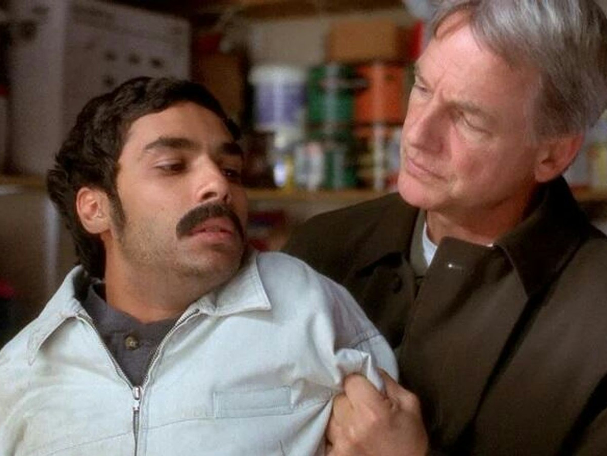 Seinen ersten TV-Auftritt hatte Kunal Nayyar (links) an der Seite von Mark Harmon in einer Folge „Navy CIS“. (Bild: CBS)