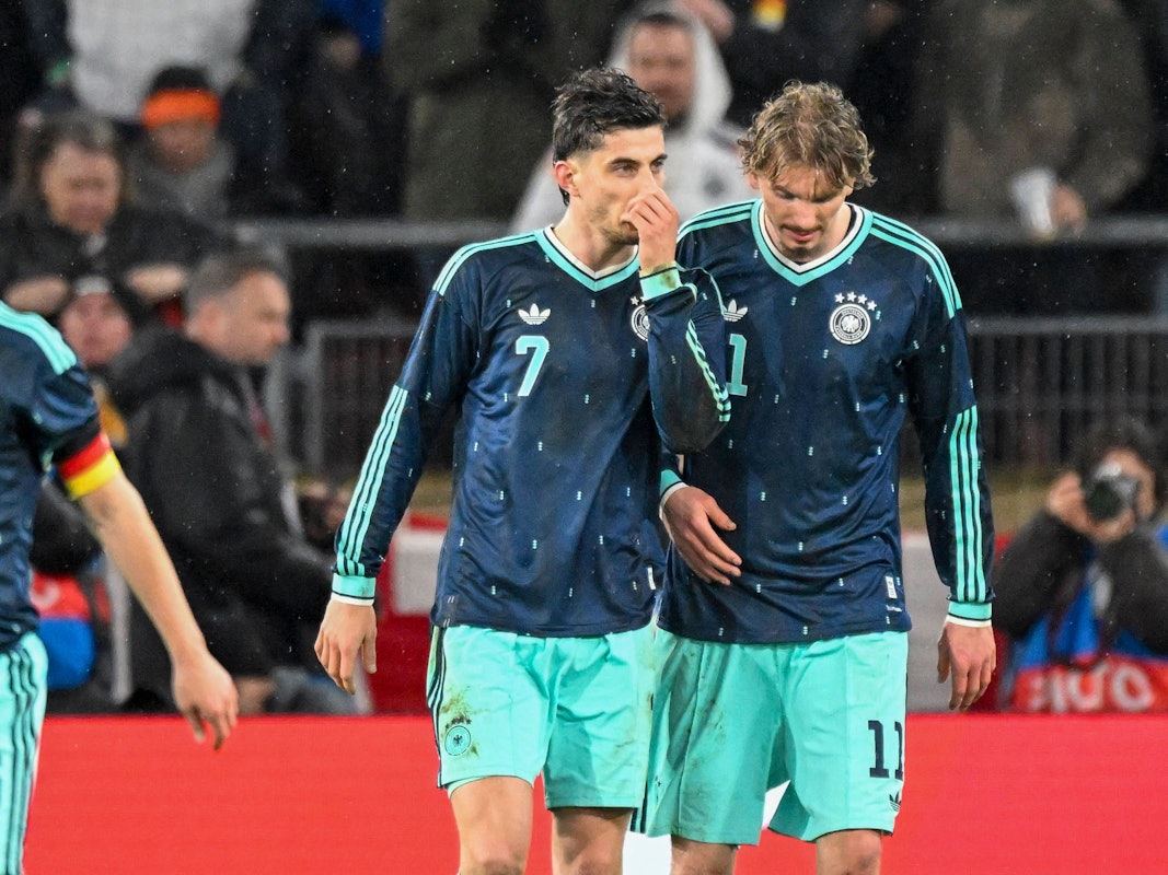 Kai Havertz (l.) und Nick Woltemade unterhalten sich auf dem Spielfeld.