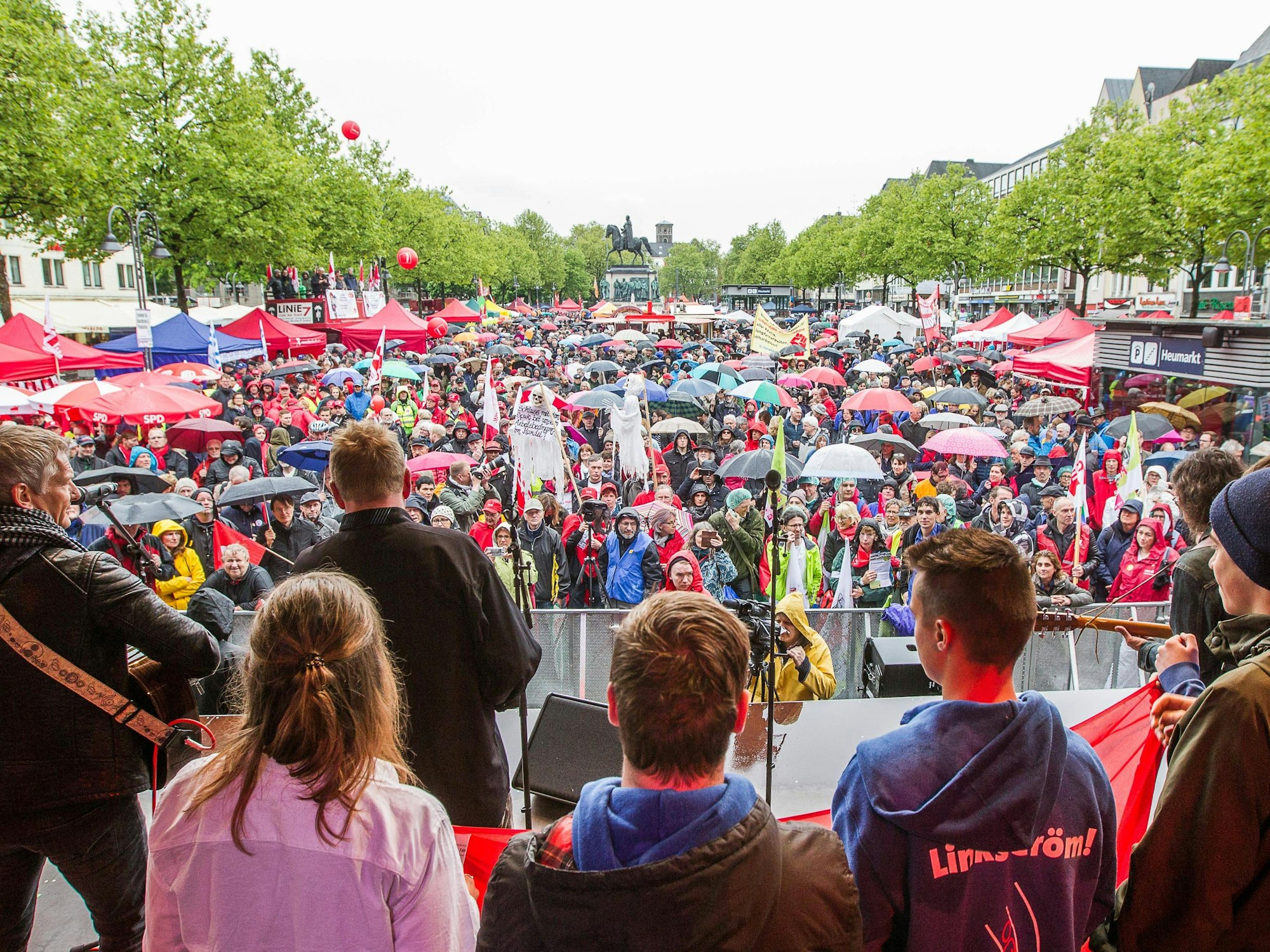 Am Tag der Arbeit gibt es in Köln traditionell Demonstrationen samt Kundgebung wie hier auf diesem Archivfoto.