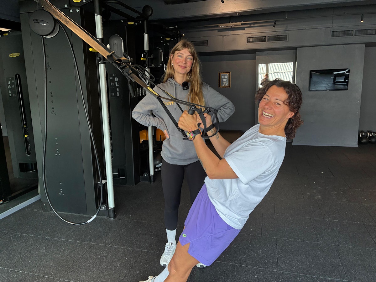 Zwei Frauen trainieren am Slingtrainer.