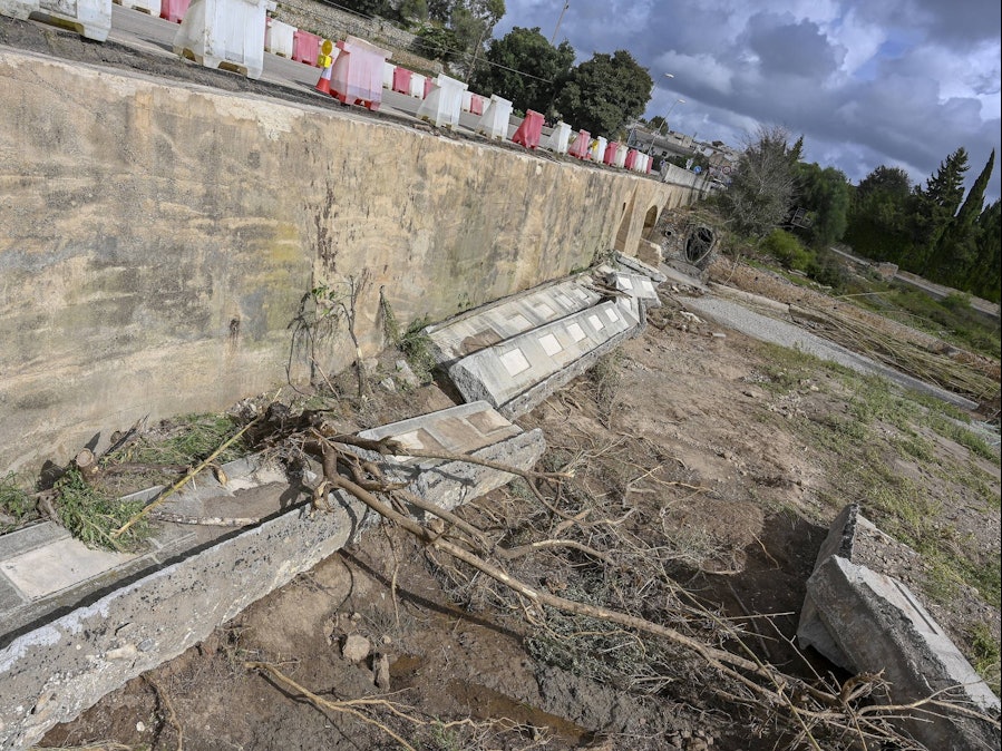 Beschädigte Mauer und Geröll nach Flut Sant Llorenç