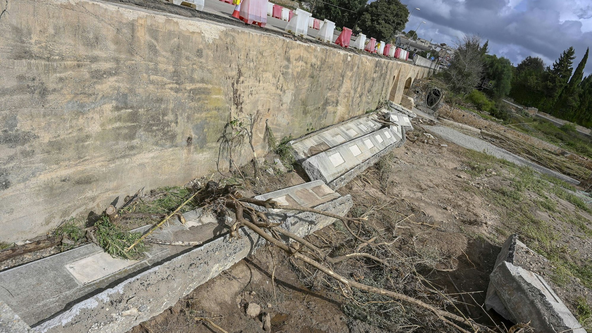 Beschädigte Mauer und Geröll nach Flut Sant Llorenç