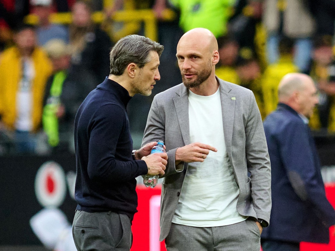 Trainer Niko Kovac (l.) und Sportdirektor Ole Book unterhalten sich nach dem Spiel.