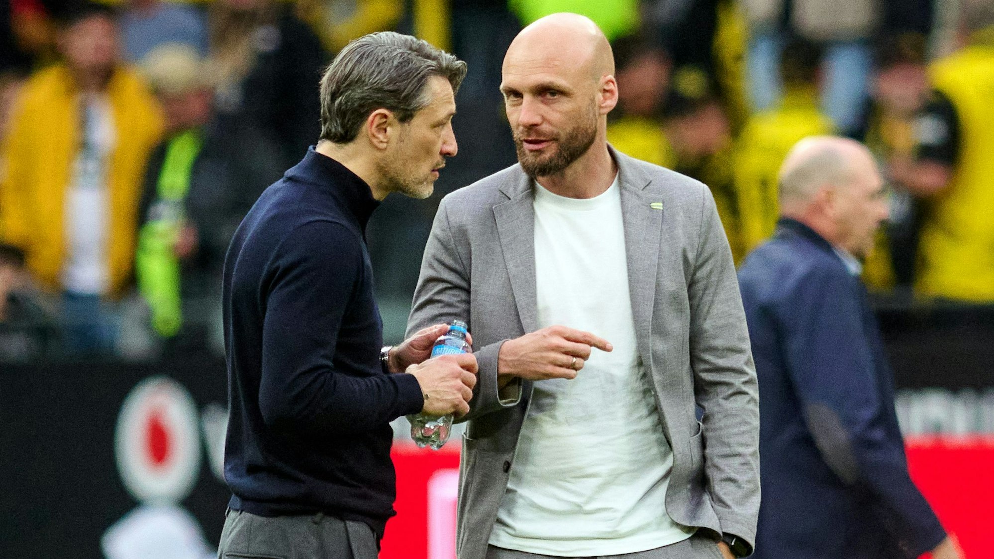 Trainer Niko Kovac (l.) und Sportdirektor Ole Book unterhalten sich nach dem Spiel.