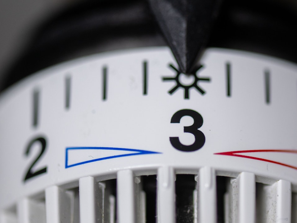 Das Thermostat einer Heizung steht auf Stufe drei.