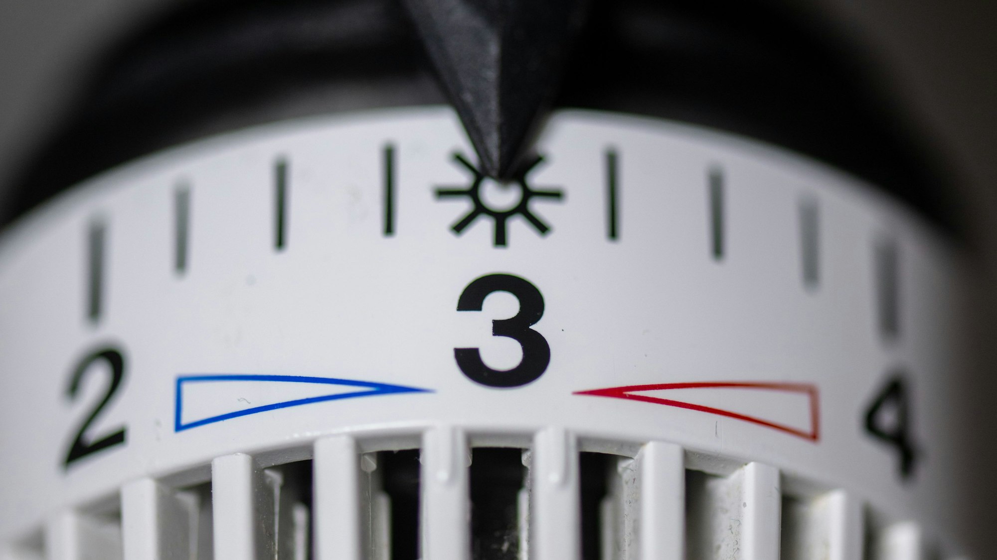 Das Thermostat einer Heizung steht auf Stufe drei.