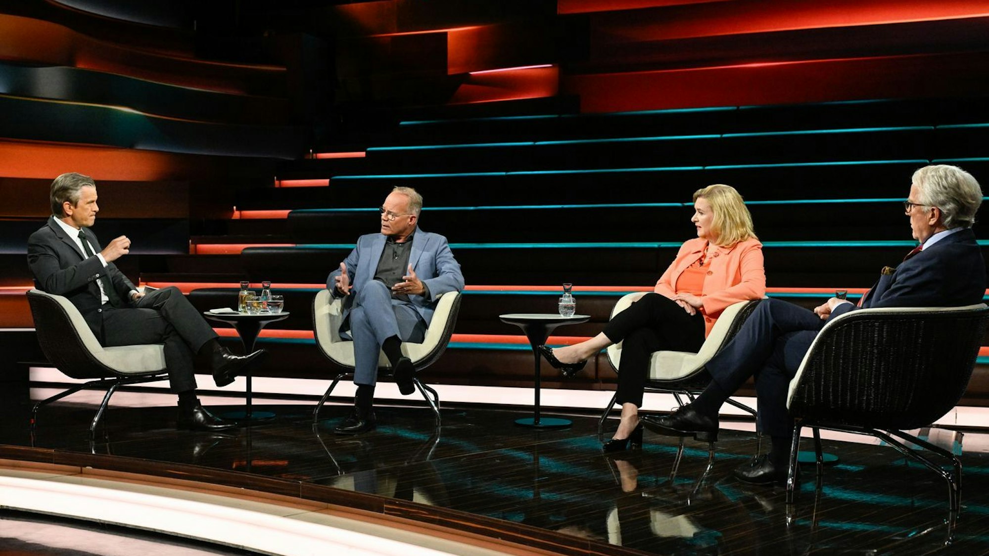 Markus Lanz (links) sprach am Mittwochabend mit (von links) Matthias Miersch, Eva Quadbeck und Ex-Boschafter Rüdiger von Fritsch. (Bild: ZDF / Markus Hertrich)