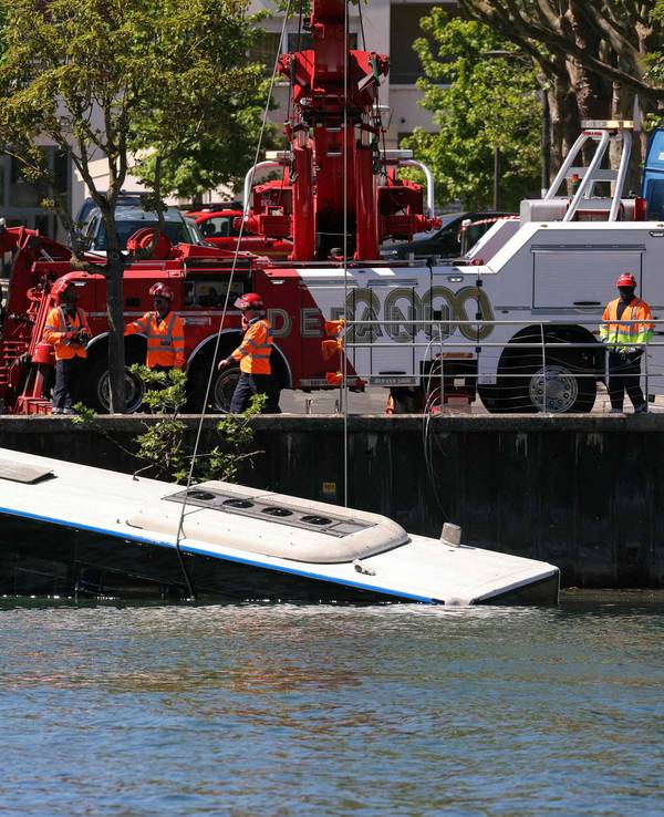 Rettungskräfte bergen einen Bus aus der Seine, nachdem dieser am 30. April in Juvisy-sur-Orge am Stadtrand von Paris mit Fahrgästen an Bord in den Fluss gestürzt war.