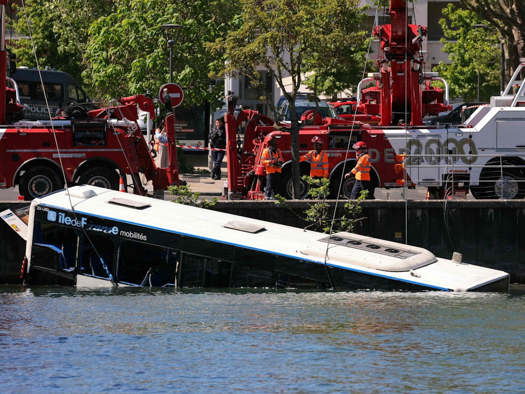 Rettungskräfte bergen einen Bus aus der Seine, nachdem dieser am 30. April in Juvisy-sur-Orge am Stadtrand von Paris mit Fahrgästen an Bord in den Fluss gestürzt war.