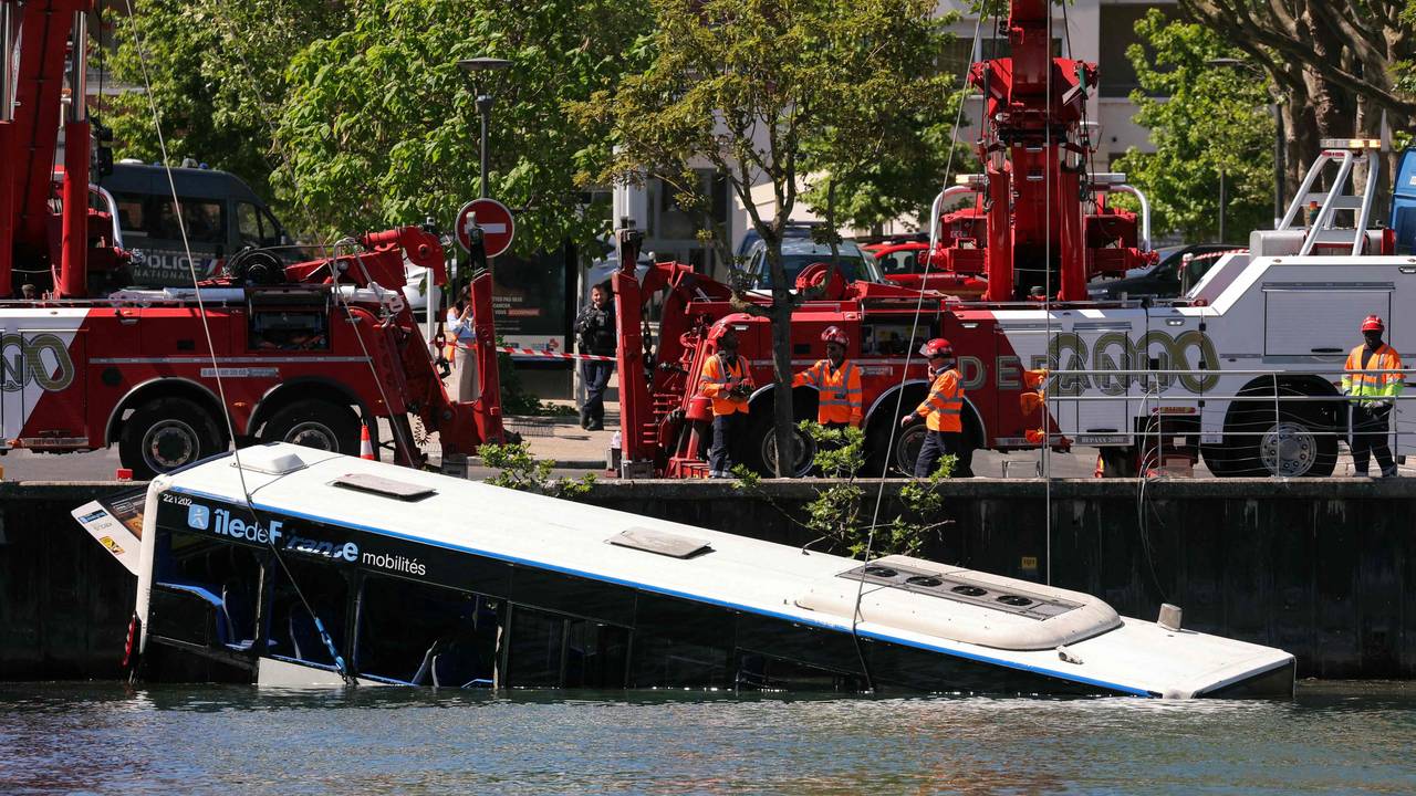 Rettungskräfte bergen einen Bus aus der Seine, nachdem dieser am 30. April in Juvisy-sur-Orge am Stadtrand von Paris mit Fahrgästen an Bord in den Fluss gestürzt war.
