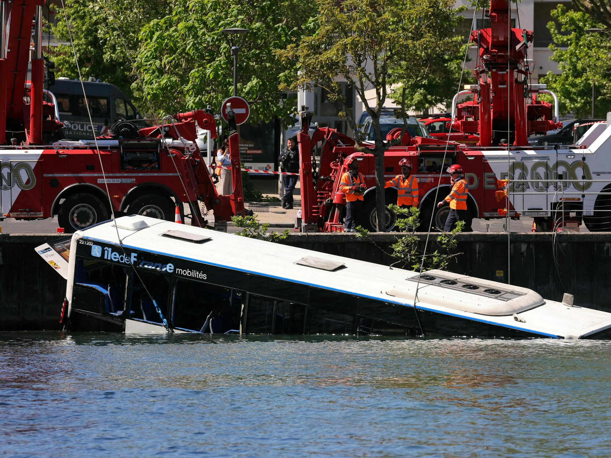 Rettungskräfte bergen einen Bus aus der Seine, nachdem dieser am 30. April in Juvisy-sur-Orge am Stadtrand von Paris mit Fahrgästen an Bord in den Fluss gestürzt war.