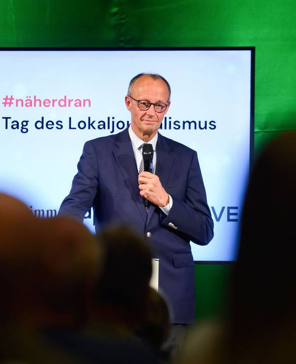 Bundeskanzler Friedrich Merz (CDU) spricht im Kulturhaus von Salzwedel zu den Teilnehmern vom „Tag des Lokaljournalismus“.