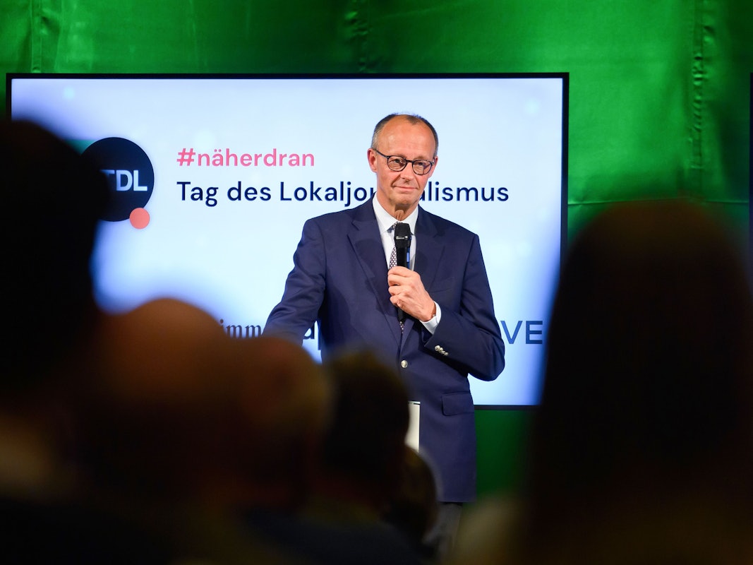 Bundeskanzler Friedrich Merz (CDU) spricht im Kulturhaus von Salzwedel zu den Teilnehmern vom „Tag des Lokaljournalismus“.