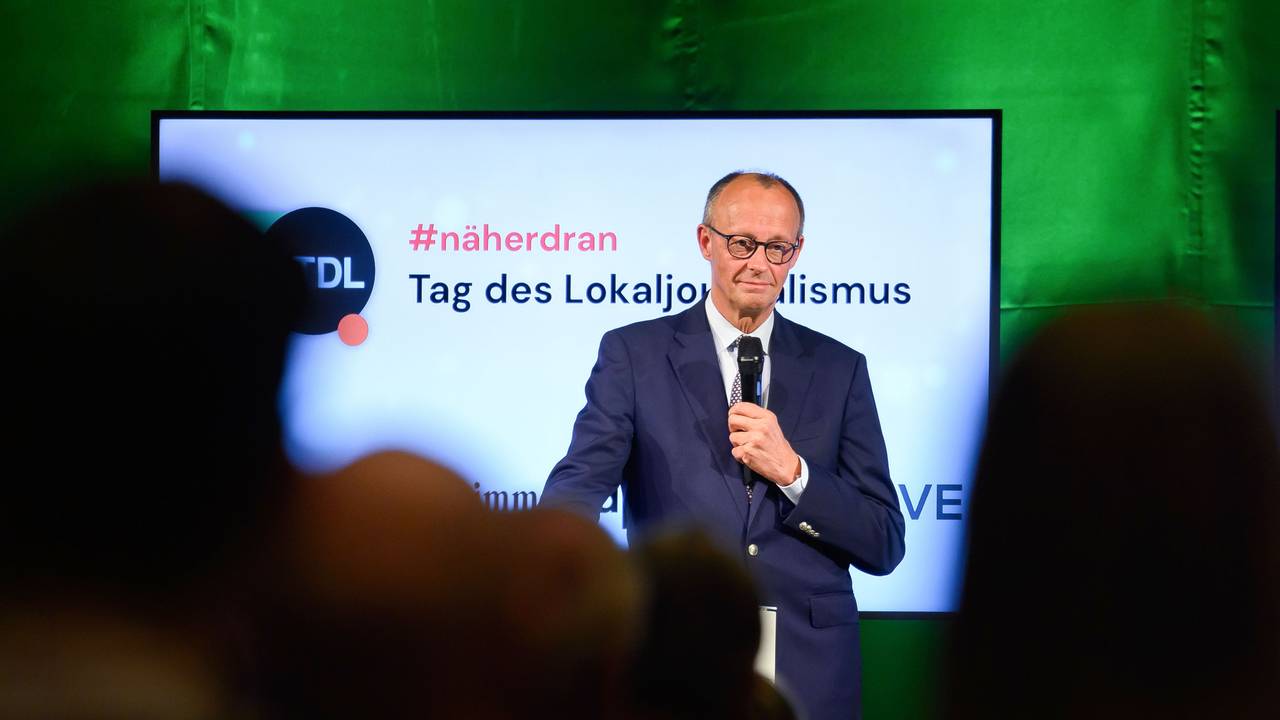 Bundeskanzler Friedrich Merz (CDU) spricht im Kulturhaus von Salzwedel zu den Teilnehmern vom „Tag des Lokaljournalismus“.