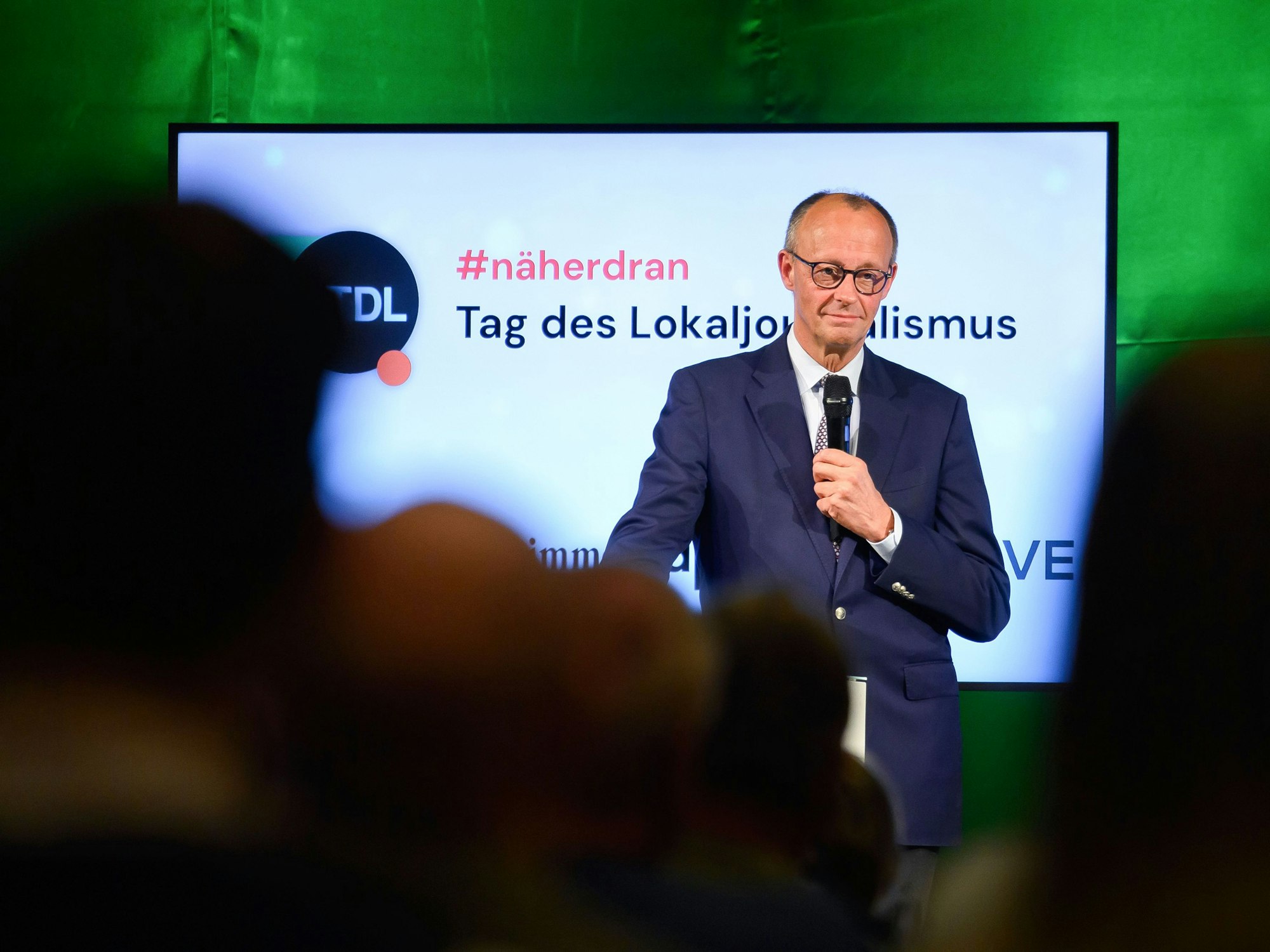 Bundeskanzler Friedrich Merz (CDU) spricht im Kulturhaus von Salzwedel zu den Teilnehmern vom „Tag des Lokaljournalismus“.