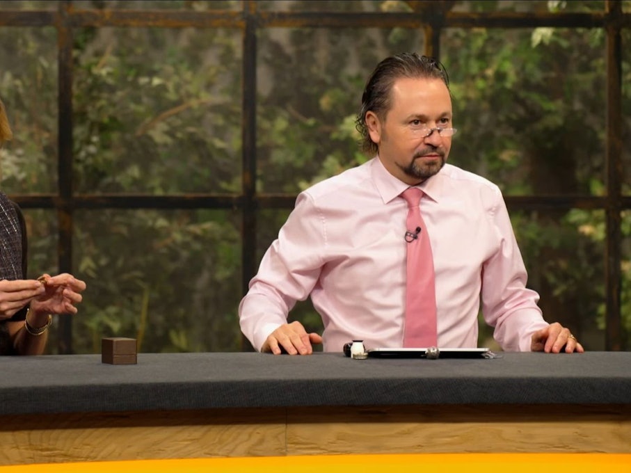 Eine Brosche mit tierischem Motiv kam nicht bei allen Händlern der ZDF-Trödelshow gut an. Wolfgang Pauritsch offenbarte eine regelrechte Aversion. (Bild: ZDF)