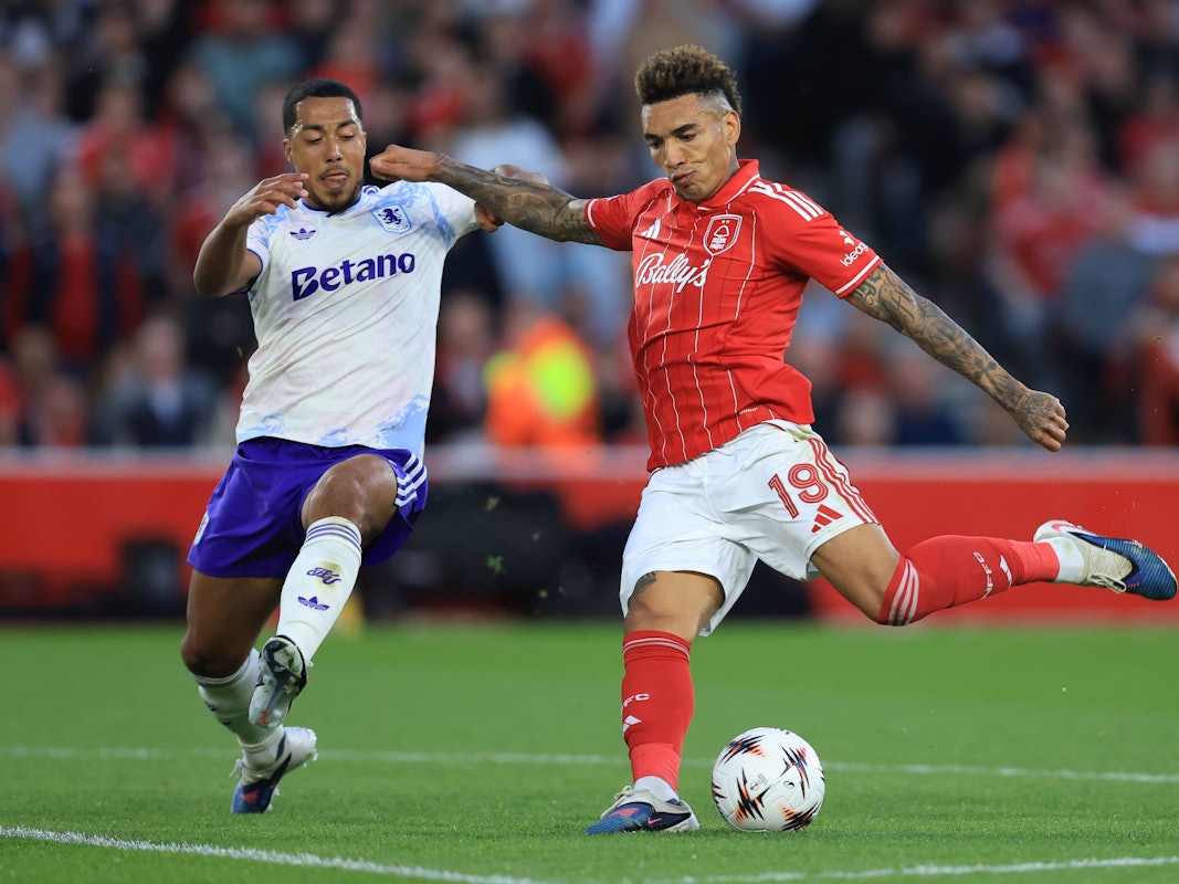 Youri Tielemans (l.) versucht, Igor Jesus am Schuss zu hindern.