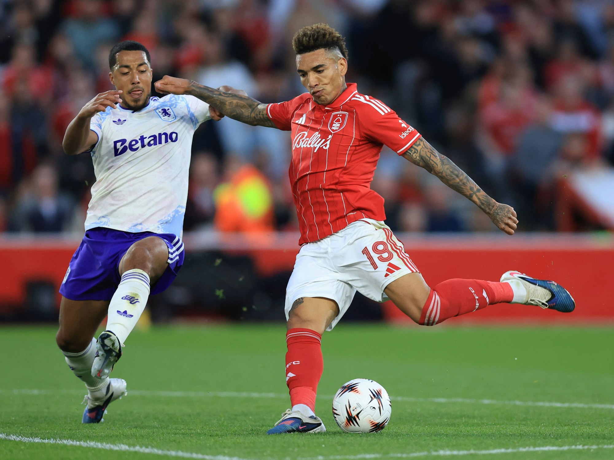 Youri Tielemans (l.) versucht, Igor Jesus am Schuss zu hindern.