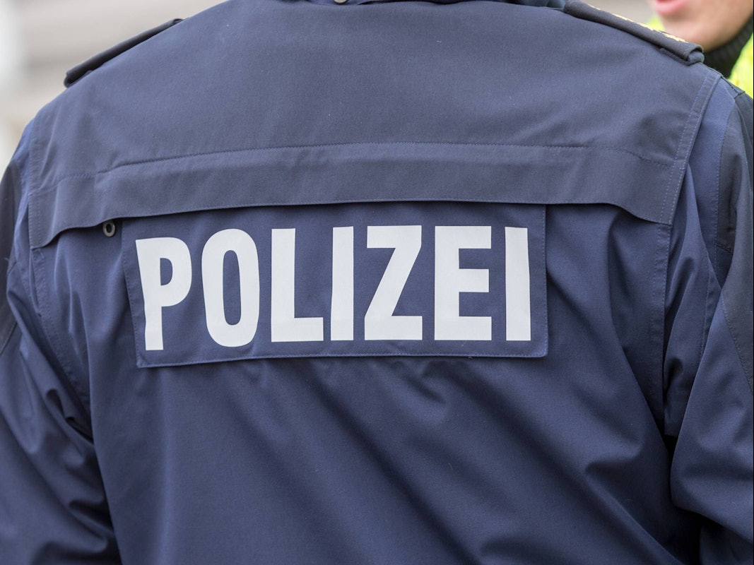 Der Betrüger trug eine schwarze Kappe, schwarze Kleidung und eine schwarze Weste mit dem weißen Aufdruck „Polizei“. (Das Symbolfoto zeigt einen Polizisten im Einsatz)