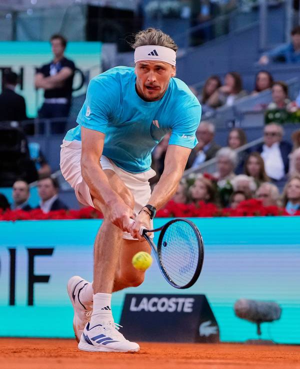 Alexander Zverev schlägt eine Rückhand.