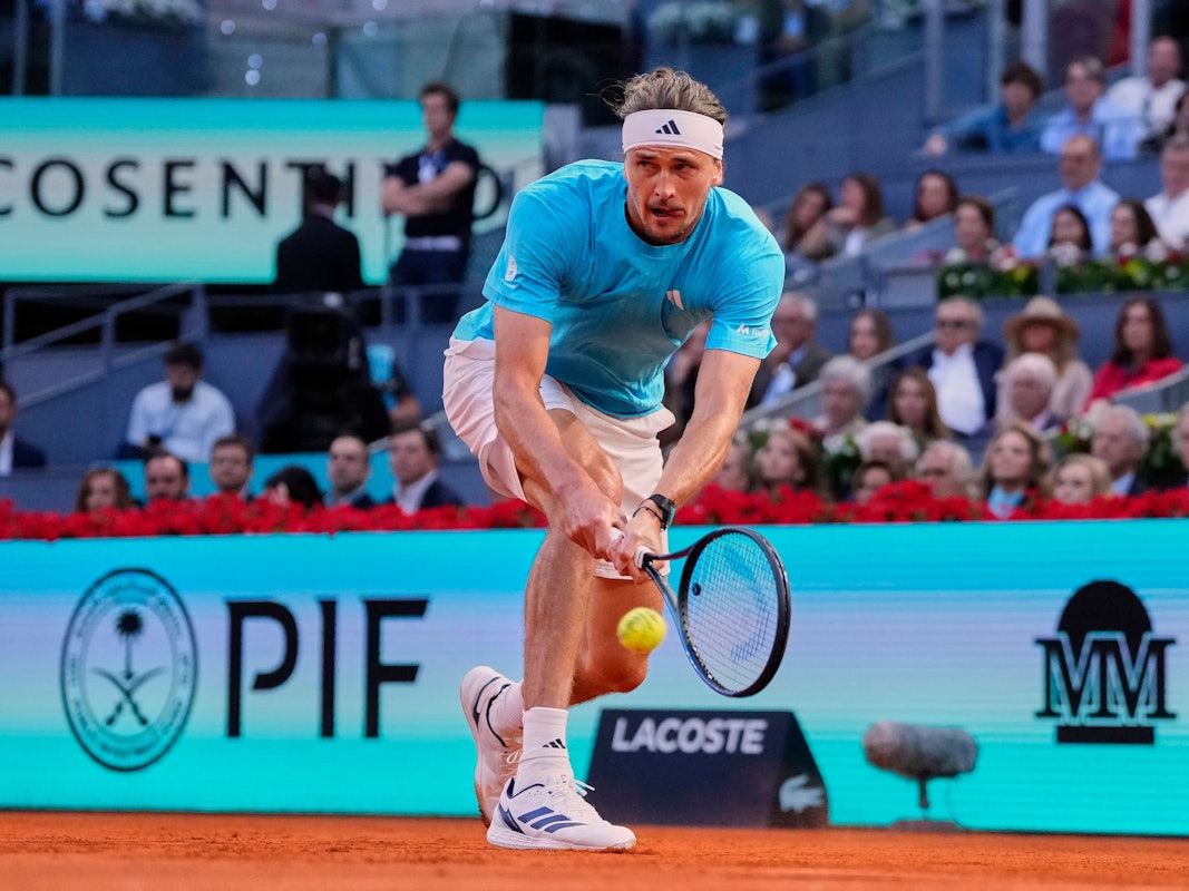 Alexander Zverev schlägt eine Rückhand.