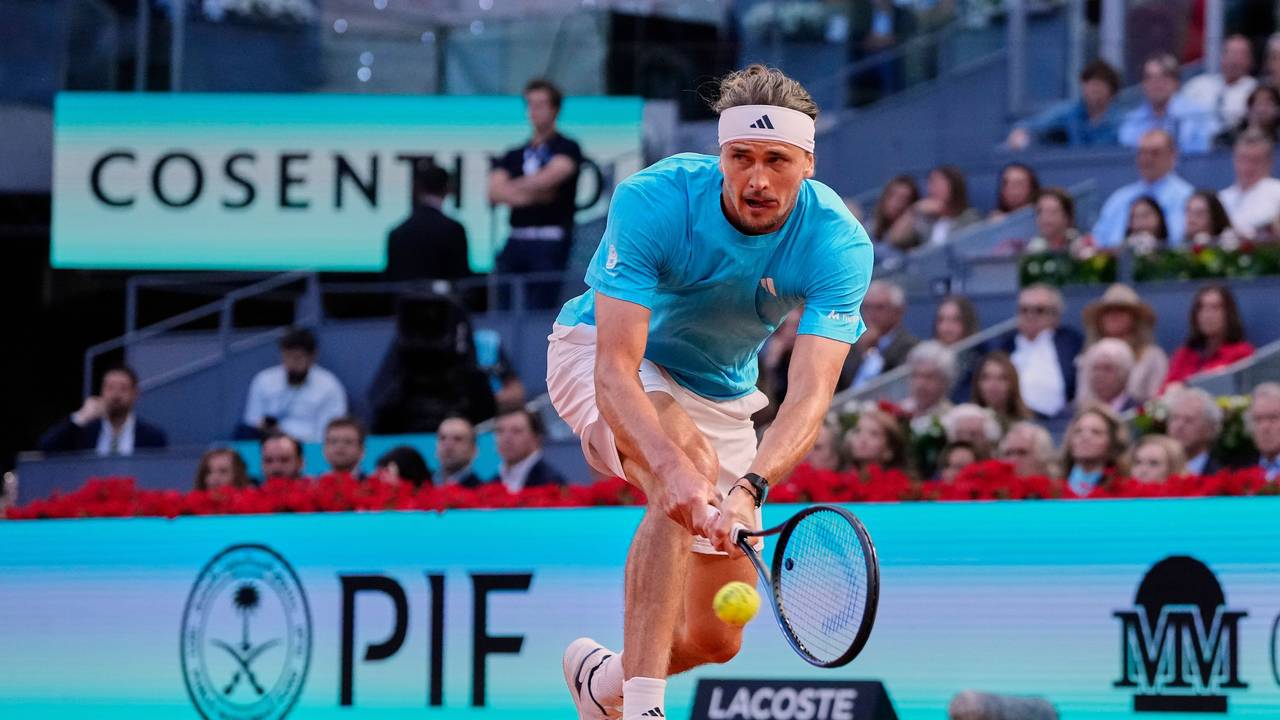 Alexander Zverev schlägt eine Rückhand.