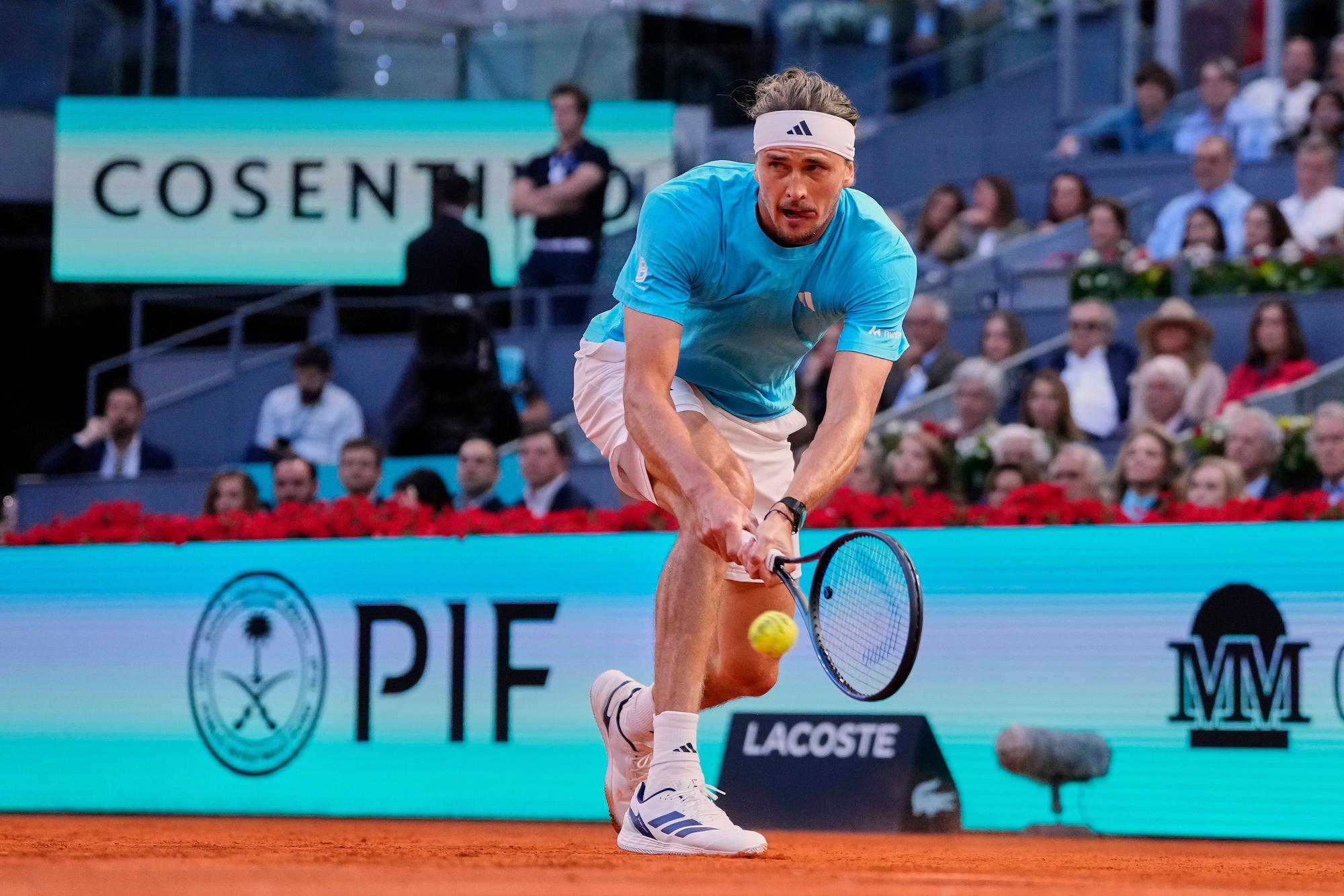 Alexander Zverev schlägt eine Rückhand.