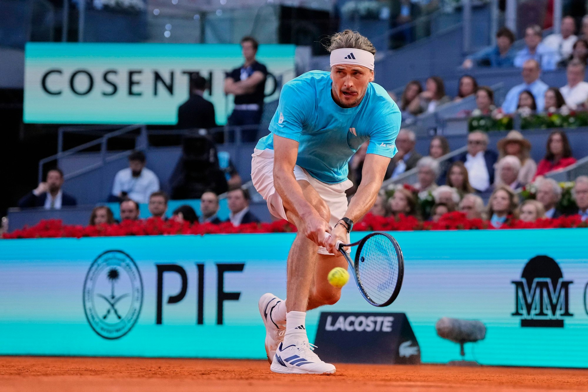 Alexander Zverev schlägt eine Rückhand.