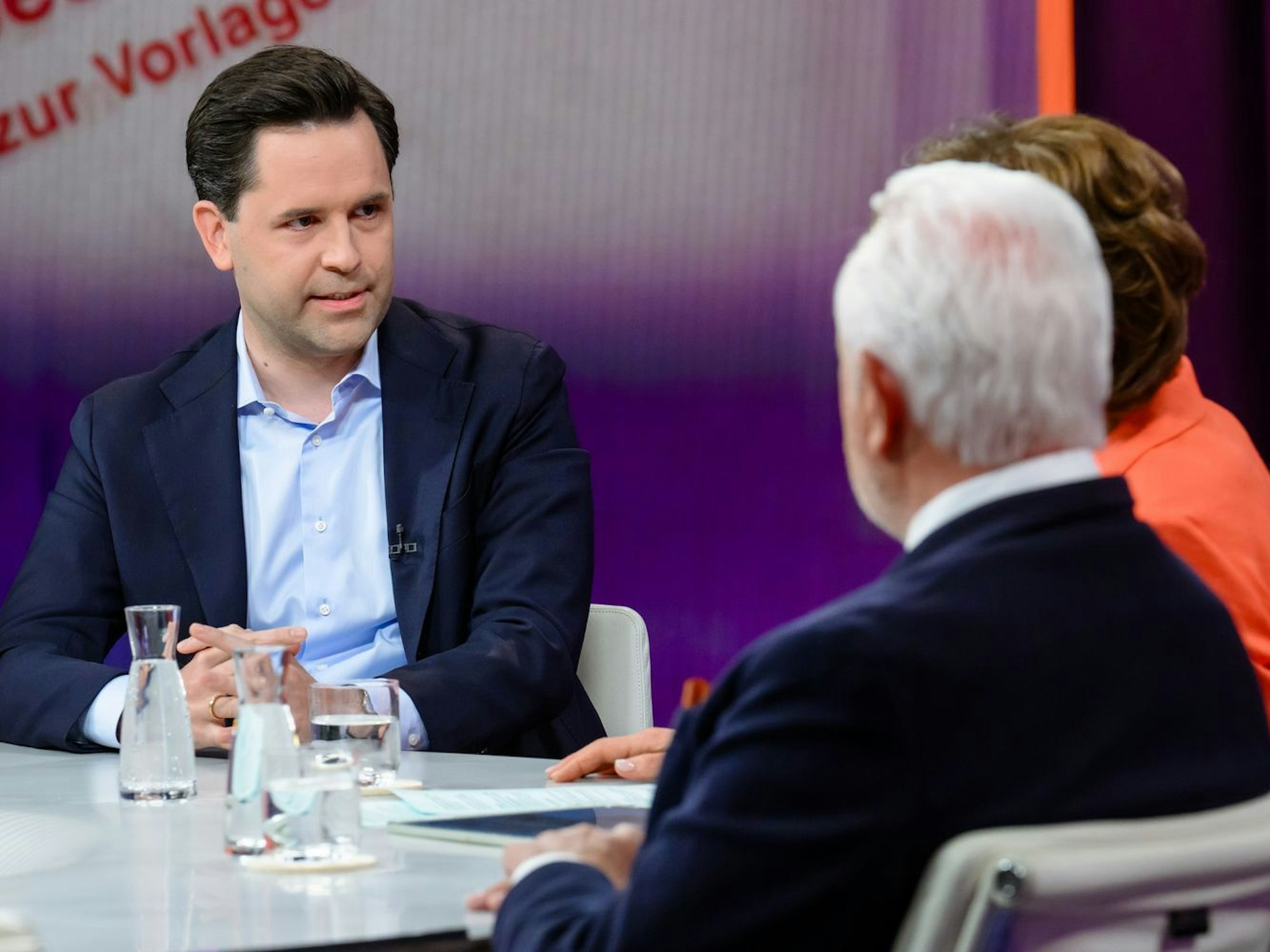 Johannes Winkel, Chef der Jungen Union, forderte während der Sendung geradezu mantraartig: „Rhetorisch abrüsten und inhaltlich aufrüsten.“ Bis es Maybrit Illner zu viel wurde: „Das ist jetzt sehr schön. Sie müssen es nicht noch mal sagen. Ich glaube, wir haben es verstanden.“ (Bild: ZDF/Svea Pietschmann )